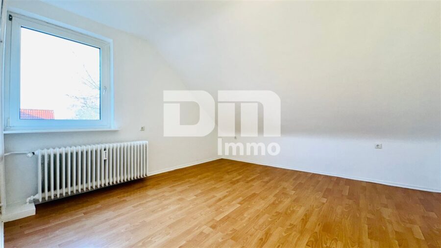 Teilsaniertes Ein- bis Zweifamilienhaus mit zusätzlichen Wohnraum - OG / DG Schlafzimmer